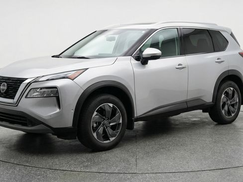 Used 2025 Nissan Rogue SV image 3