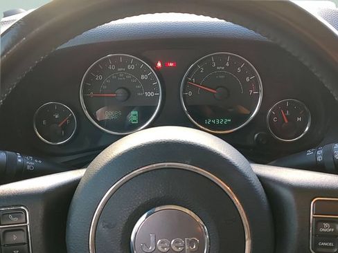 Used 2017 Jeep Wrangler Unlimited Sahara w/ Connectivity Group AWD/4WD image 12
