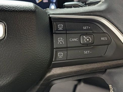 Used 2023 Jeep Grand Cherokee L Limited AWD/4WD image 23