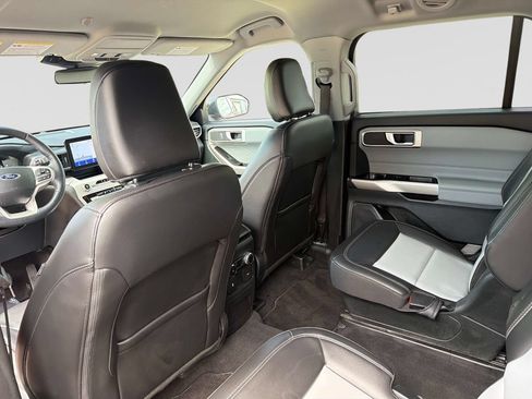 Used 2023 Ford Explorer XLT w/ Equipment Group 202A AWD/4WD image 15