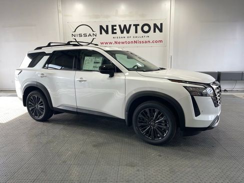 New 2026 Nissan Pathfinder SL image 2