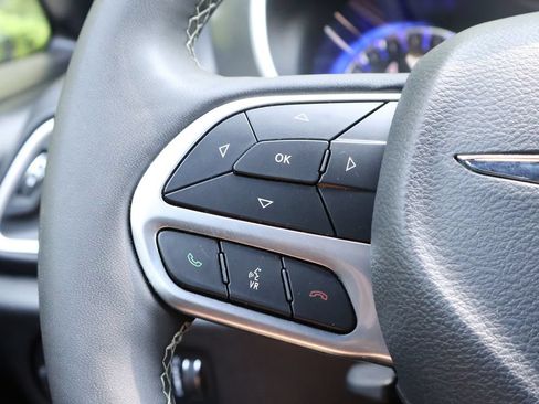 Used 2025 Chrysler Pacifica Select FWD image 28