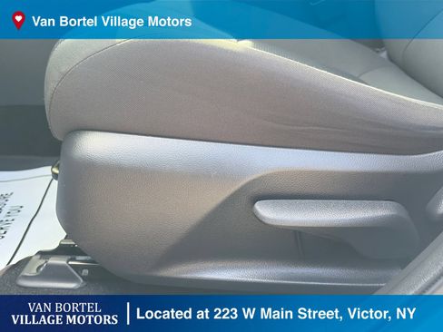 Used 2022 Toyota RAV4 LE AWD/4WD image 13