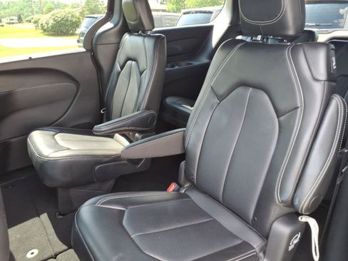 Used 2025 Chrysler Pacifica Select FWD image 7