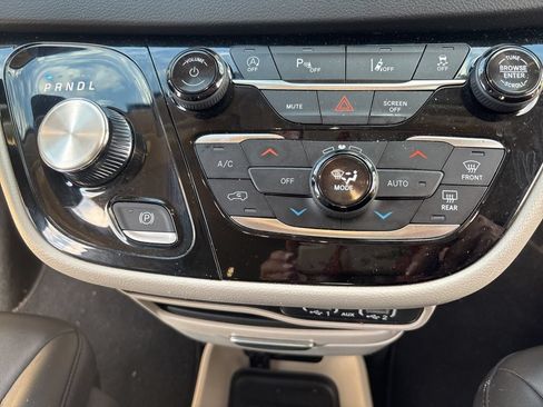 Used 2024 Chrysler Pacifica Touring-L FWD image 33