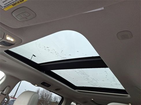 Used 2017 Chrysler Pacifica Limited image 15