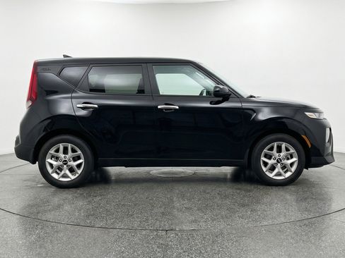 Used 2025 Kia Soul LX w/ LX Technology Package image 11