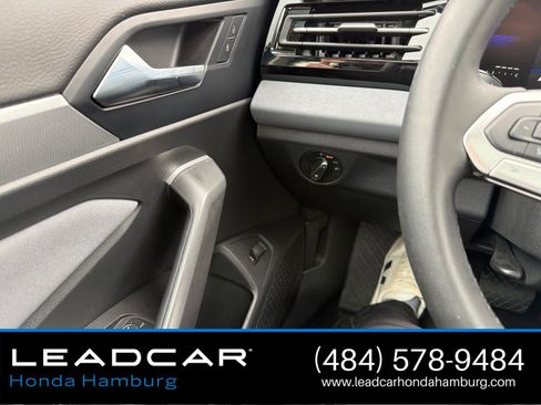 Used 2025 Volkswagen Jetta SE FWD image 17