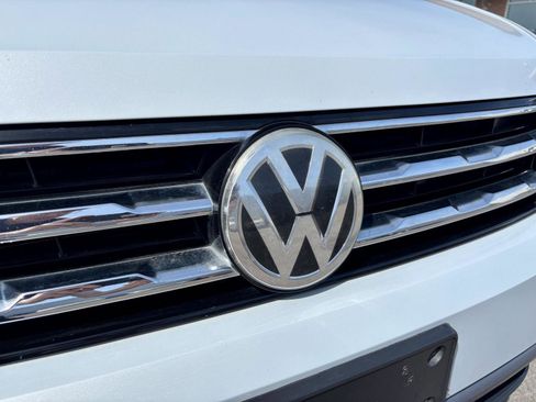 Used 2018 Volkswagen Tiguan SEL AWD/4WD image 36