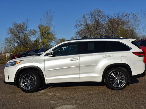 Used 2017 Toyota Highlander XLE image 3
