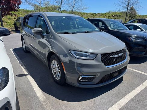 Used 2023 Chrysler Pacifica Touring-L FWD image 1