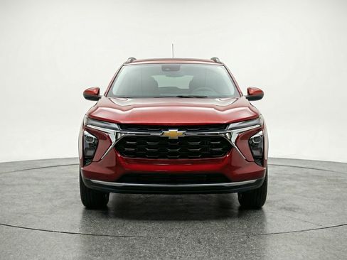 Used 2025 Chevrolet Trax LT FWD image 2