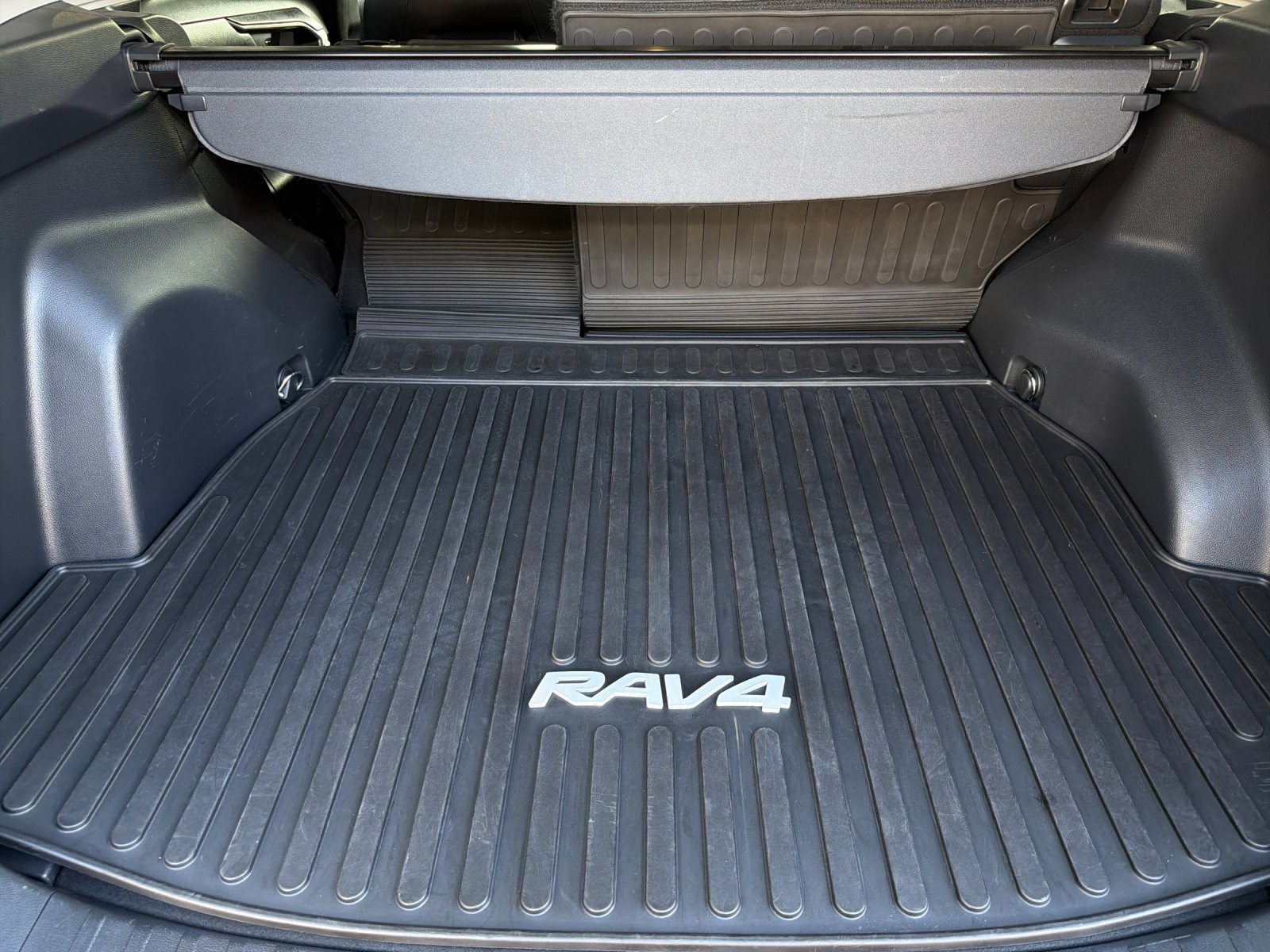 Used 2022 Toyota RAV4 XLE Premium AWD/4WD image 14