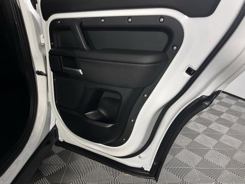 Used 2025 Land Rover Defender 110 S image 33