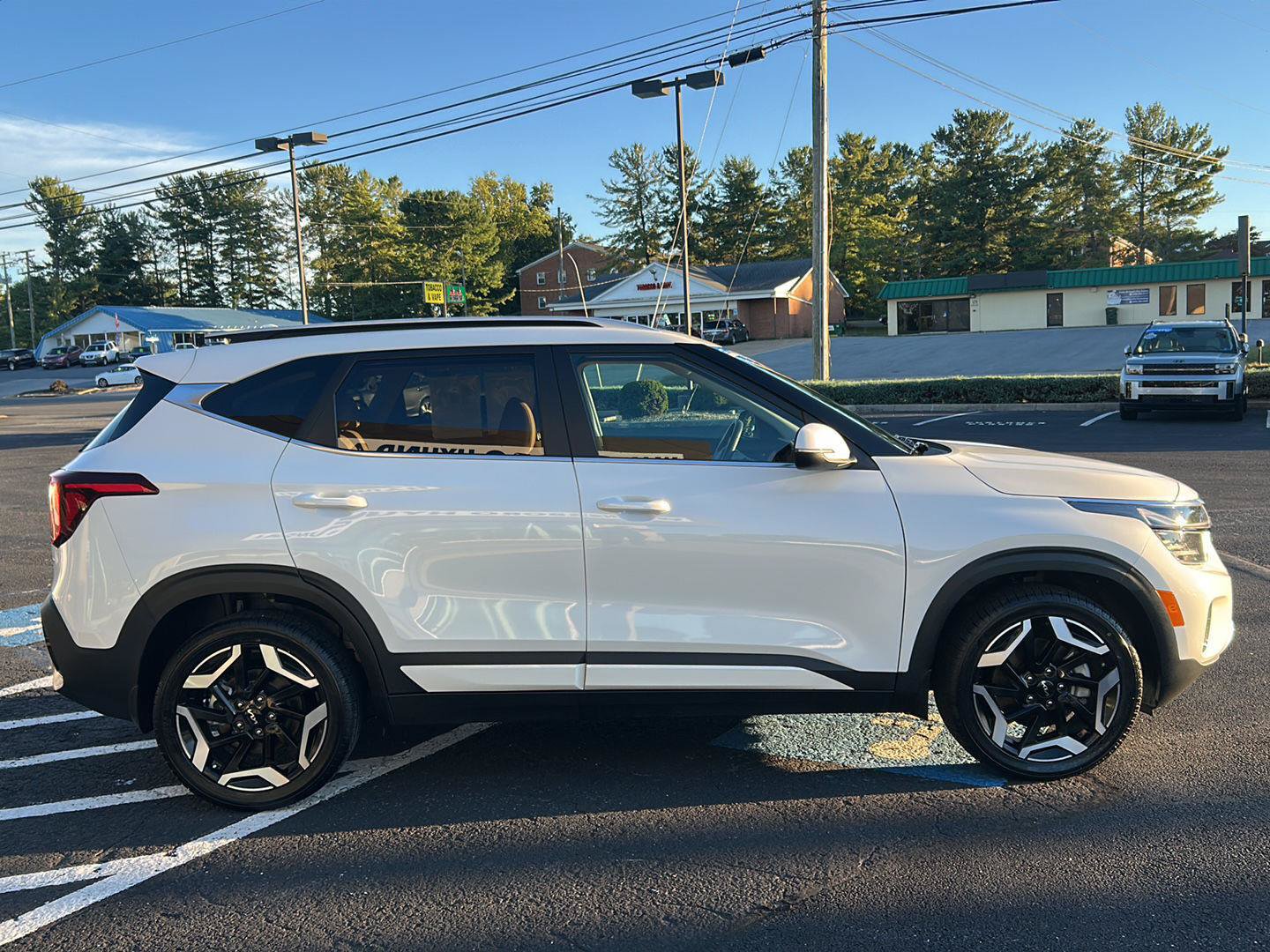 Used 2024 Kia Seltos SX w/ SX Sunroof Package AWD/4WD image 9