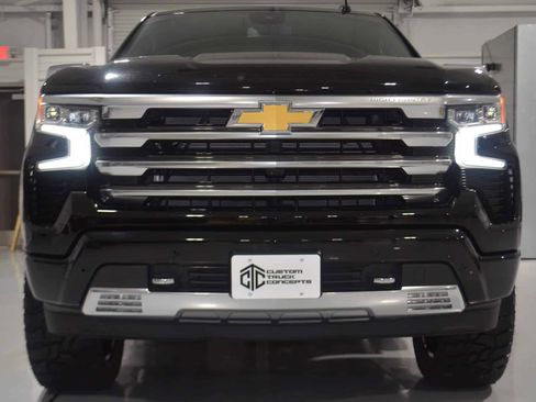 Used 2024 Chevrolet Silverado 1500 High Country AWD/4WD image 2