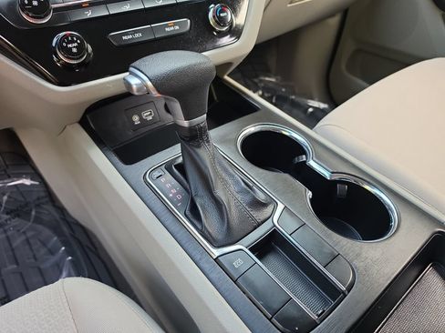 Used 2019 Kia Sedona L FWD image 16