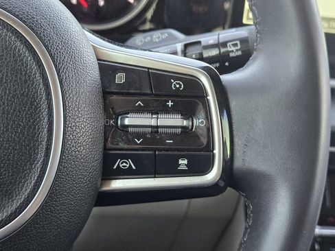 Used 2023 Kia Carnival EX image 25