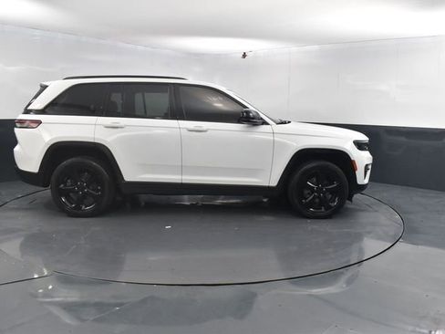 Used 2023 Jeep Grand Cherokee Limited w/ Black Appearance Package image 11