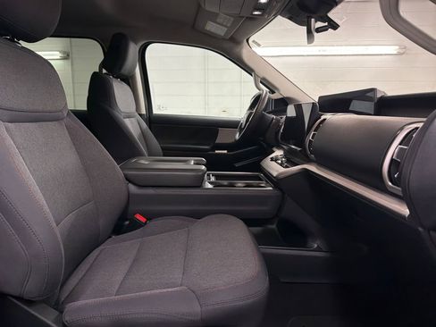 Used 2025 Ford Expedition Active image 31