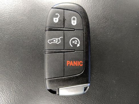 Used 2017 Jeep Grand Cherokee Overland RWD image 32