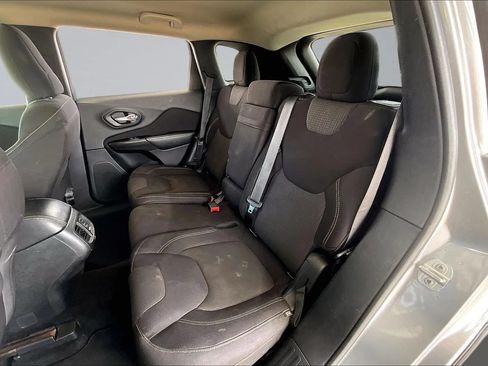 Used 2015 Jeep Cherokee Latitude FWD image 18