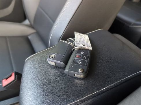 Used 2021 Volkswagen Tiguan SE R-Line AWD/4WD image 31