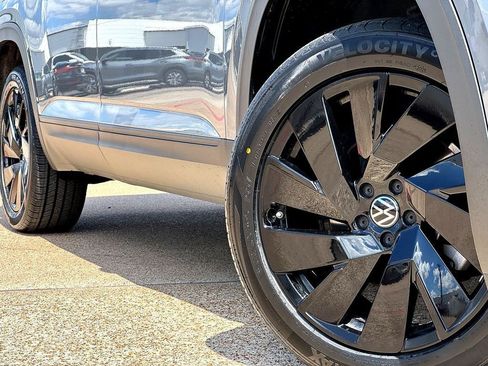 Certified 2024 Volkswagen Atlas Cross Sport SE w/ Panoramic Sunroof Package FWD image 2