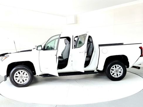 Used 2025 Toyota Tacoma SR5 AWD/4WD image 10