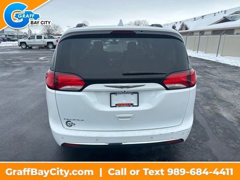 Used 2017 Chrysler Pacifica Touring-L w/ Tire & Wheel Group image 4