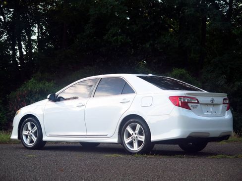 Used 2013 Toyota Camry SE FWD image 3