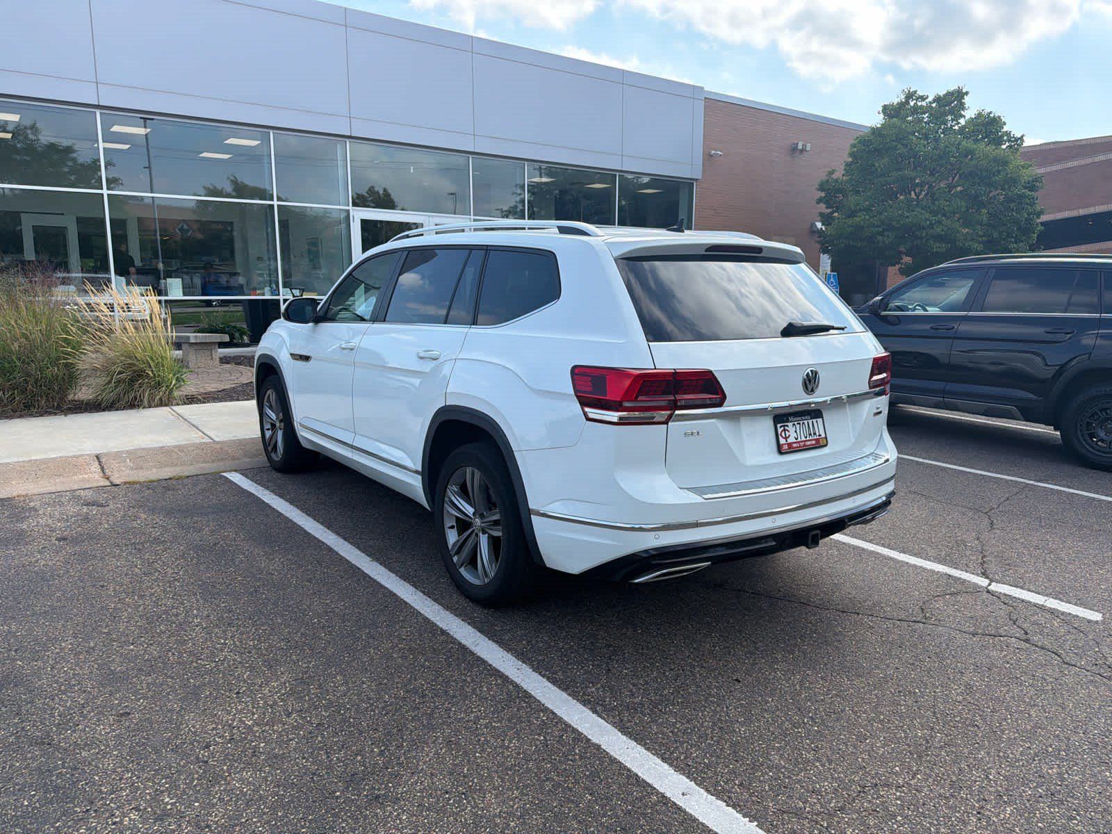 Used 2019 Volkswagen Atlas SEL R-Line AWD/4WD image 2