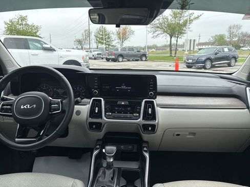 Used 2022 Kia Sorento S w/ Panoramic Sunroof Package AWD/4WD image 3