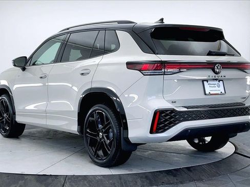 New 2026 Volkswagen Tiguan SE R-Line image 4