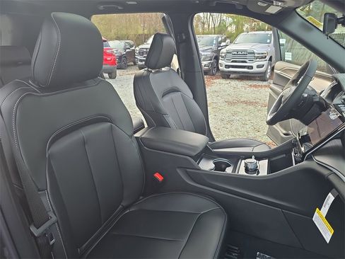 New 2025 Jeep Grand Cherokee Limited image 10