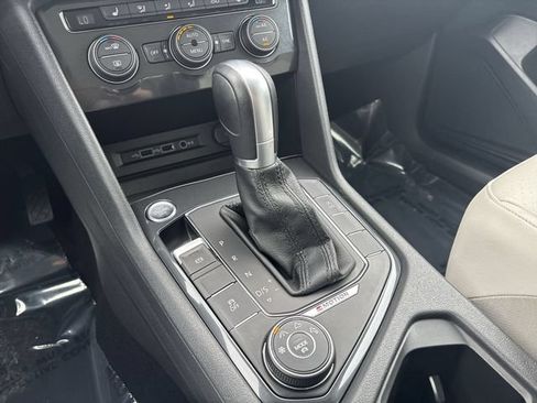 Used 2018 Volkswagen Tiguan SEL AWD/4WD image 29
