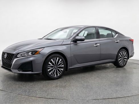 Used 2025 Nissan Altima 2.5 SV FWD image 3