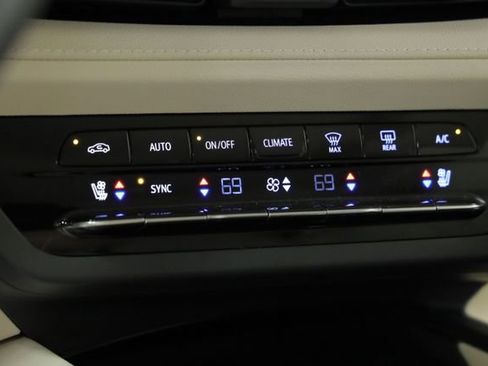 Used 2022 Buick Envision Avenir w/ Technology Package II image 19