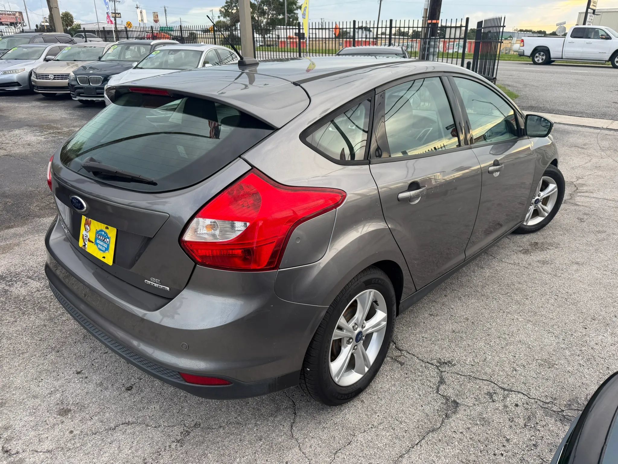 Used 2014 Ford Focus SE w/ SE Winter Package FWD image 4