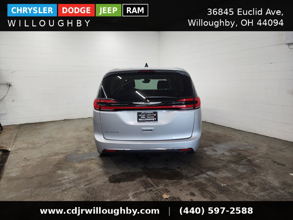 Used 2024 Chrysler Pacifica Touring-L FWD image 8