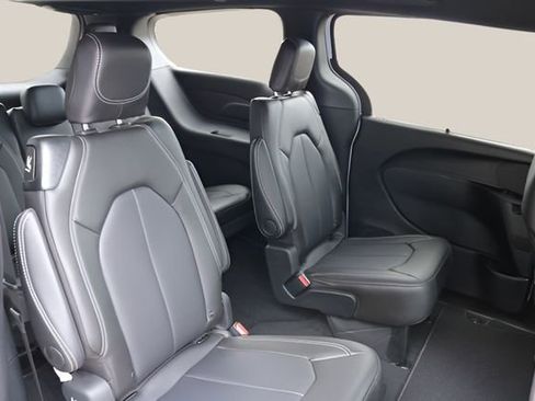 New 2026 Chrysler Pacifica Select image 18