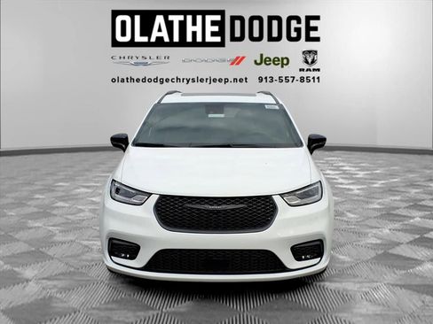 New 2026 Chrysler Pacifica Limited w/ Uconnect Theater Family Group image 10