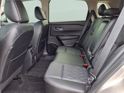 Used 2025 Nissan Rogue Platinum FWD image 11