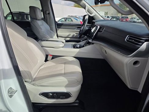 Used 2024 Jeep Wagoneer Series II w/ Flexible Seating Group RWD image 10