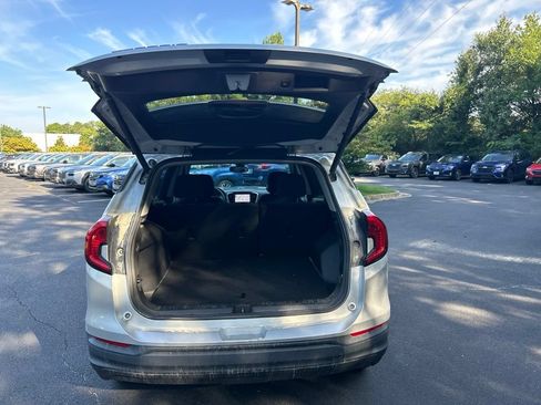 Used 2022 GMC Terrain SLE w/ Driver Convenience Package FWD image 18