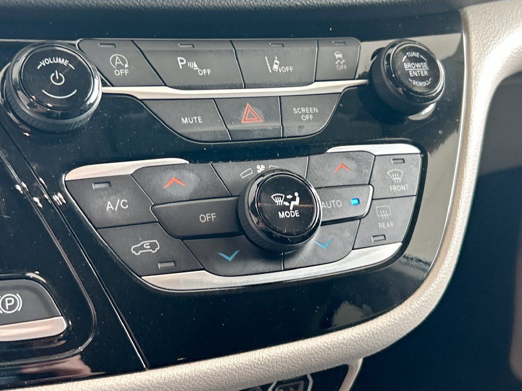 Used 2023 Chrysler Pacifica Touring-L FWD image 24