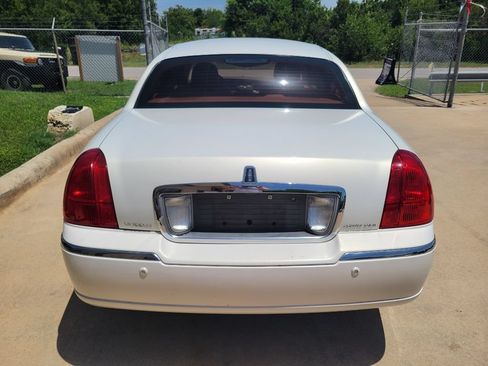 Used 2003 Lincoln Town Car Cartier RWD image 3