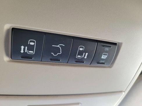 Used 2019 Dodge Grand Caravan SE w/ UConnect Hands-Free Group image 13