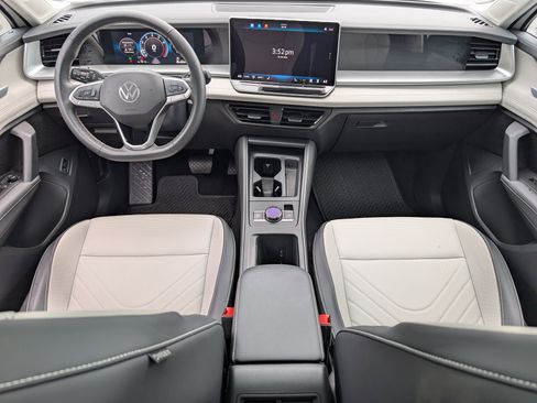 Used 2025 Volkswagen Tiguan SE w/ Panoramic Sunroof Package AWD/4WD image 24