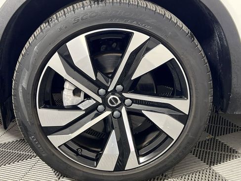 Used 2024 Volvo XC40 B5 Plus image 18